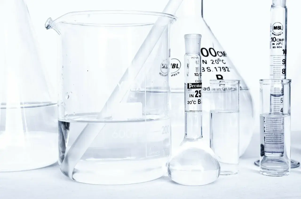 Laboratorium z kolbami i zlewkami, w których znajduje się płyn, być może butylene glycol, gotowy do analizy.