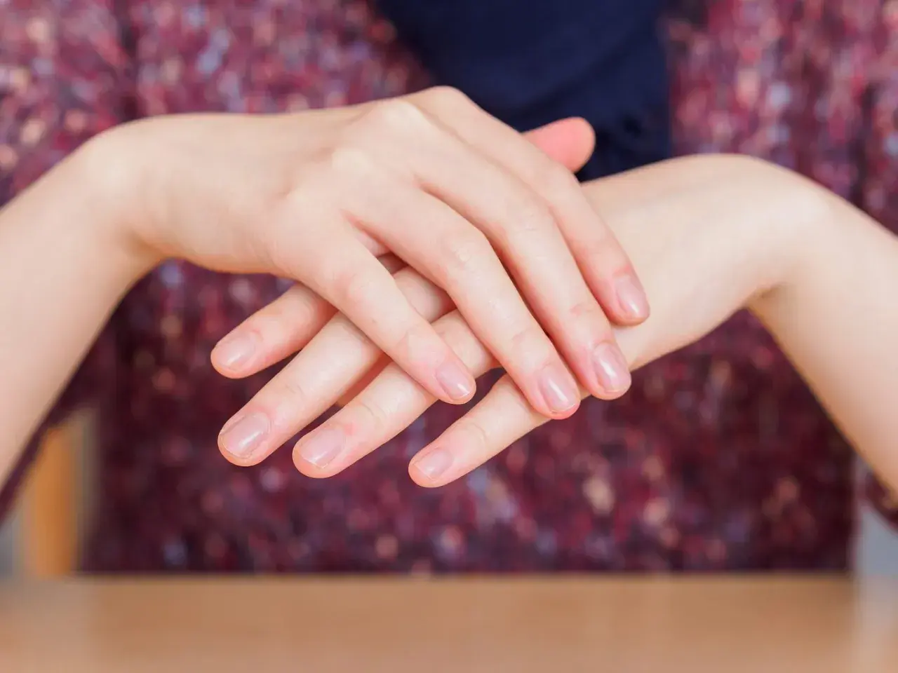 Dłonie po zabiegu, naturalne paznokcie. Czy manicure japoński ma wady? Delikatne, zadbane dłonie.