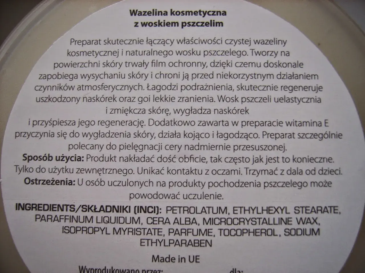 Wazelina kosmetyczna z woskiem pszczelim. Składnik PETROLATUM to wazelina, która tworzy film ochronny, zapobiega wysychaniu skóry i łagodzi podrażnienia.