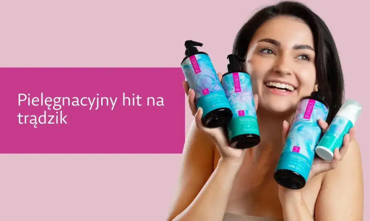Uśmiechnięta kobieta prezentuje kosmetyki, które są hitem na trądzik.