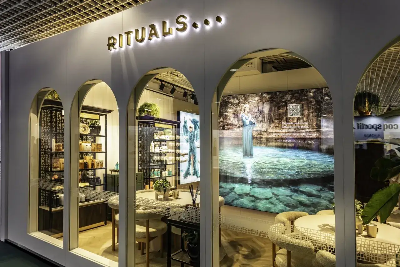 Sklep RITUALS, marka znana z produktów do pielęgnacji i tworzenia domowego SPA. W witrynie ekspozycja produktów i ekran z kampanią.