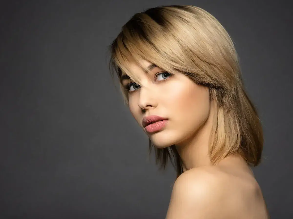 Modelka z subtelnym cieniowaniem włosów, podkreślającym jej naturalne piękno.