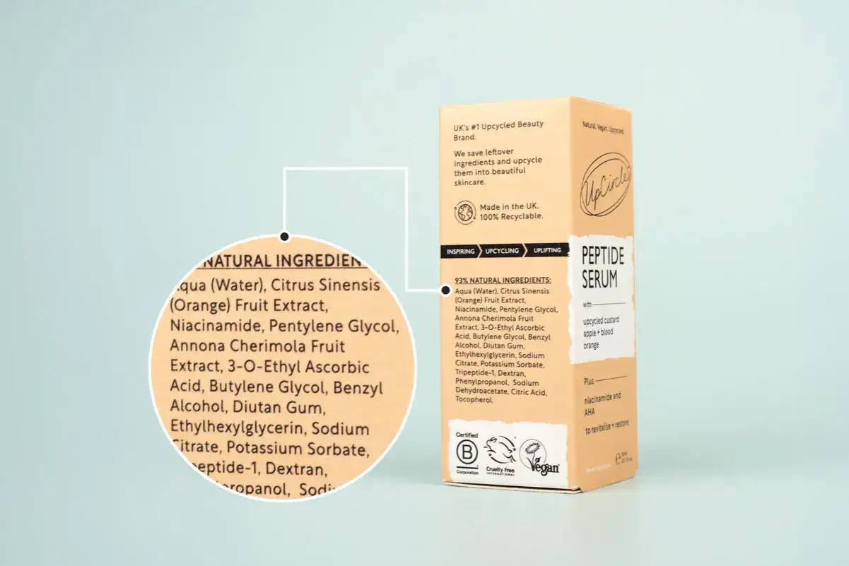 Składniki serum UpCircle: woda, ekstrakty z cytrusów, niacynamid, pentylenoglikol, a także ethylhexylglycerin dla nawilżenia.