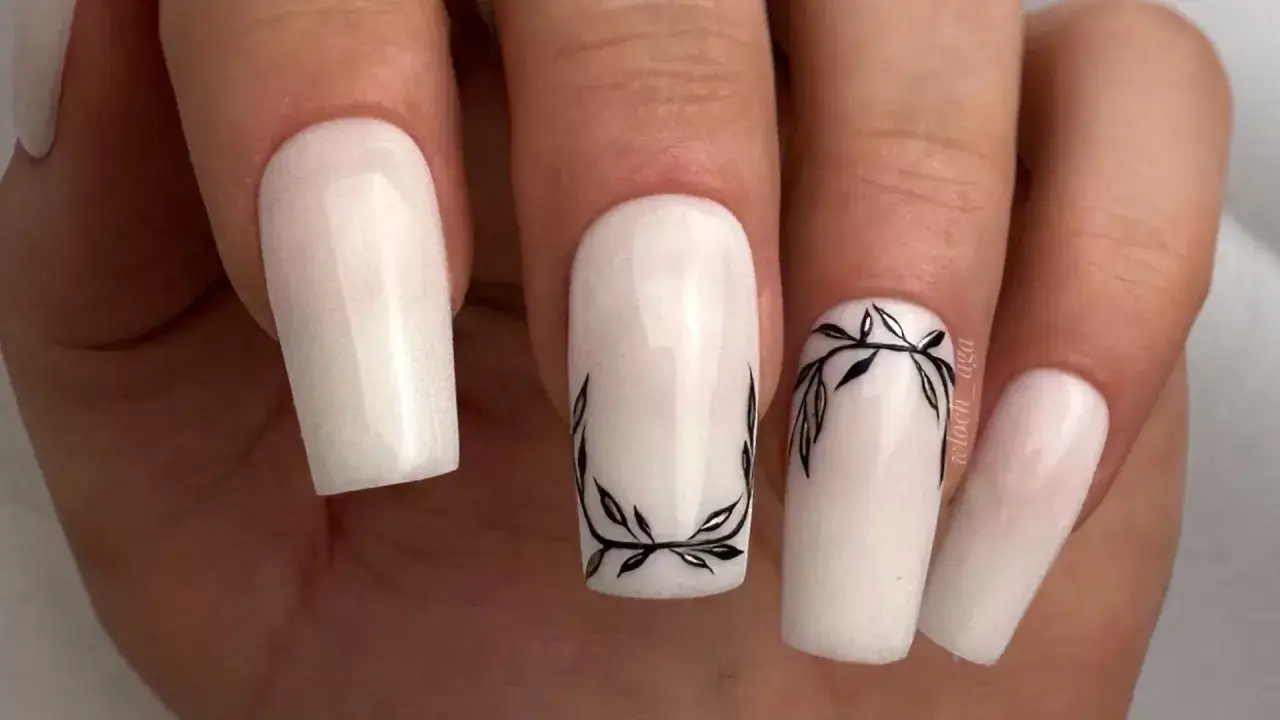 Eleganckie baby boomer nails z subtelnym motywem gałązek.