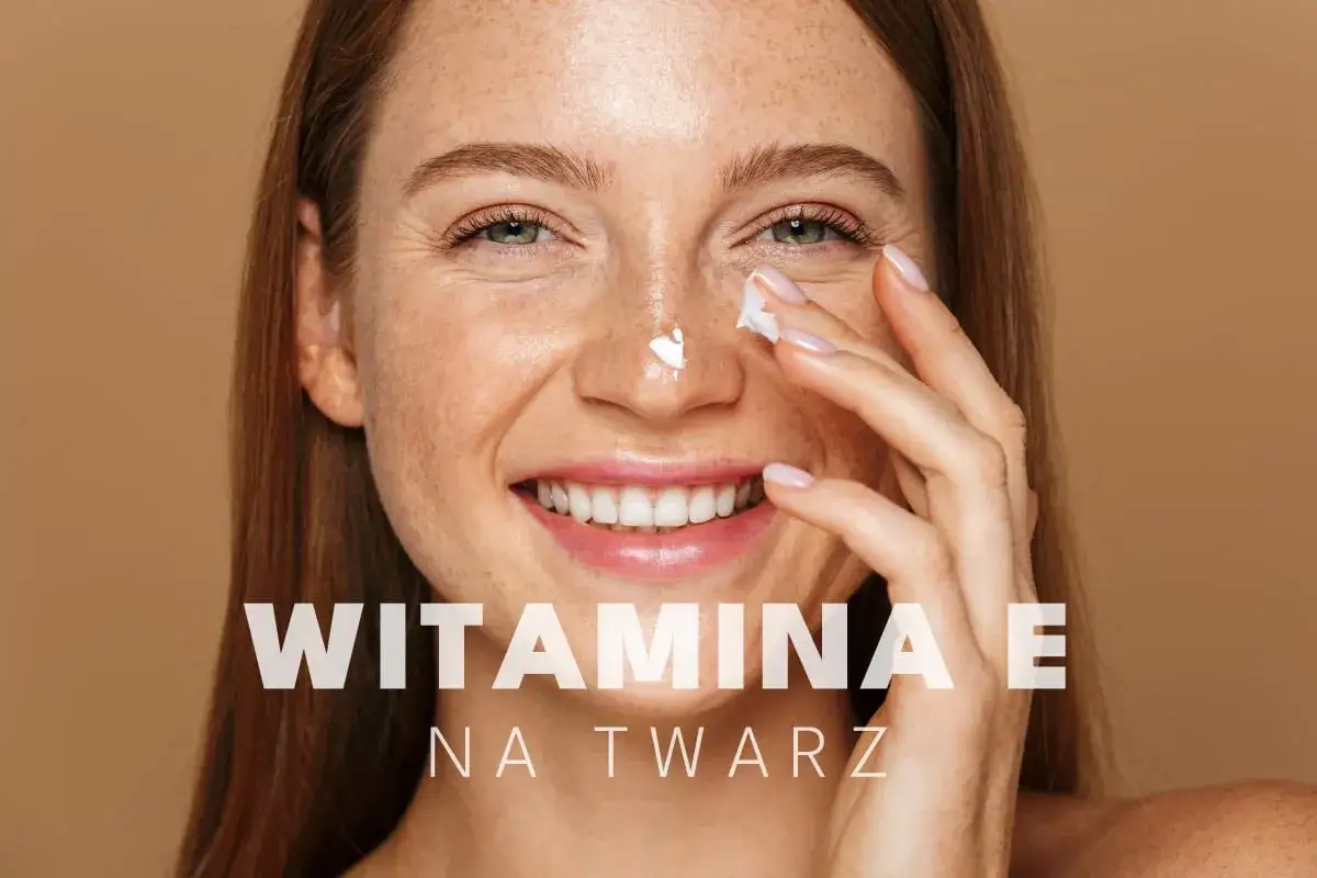 Uśmiechnięta kobieta aplikuje krem z witaminą E na twarz, dbając o swoją skórę.