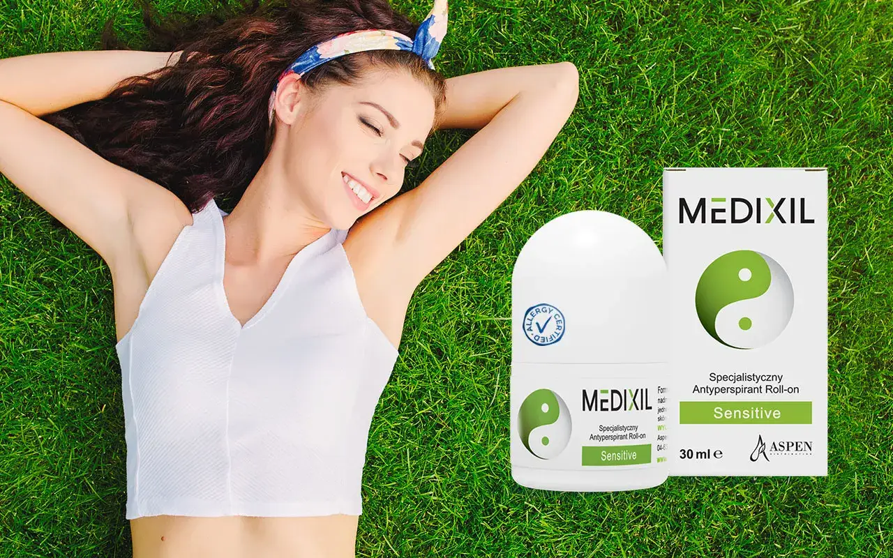 Kobieta cieszy się słońcem na trawie, obok niej antyperspirant Medixil Sensitive.