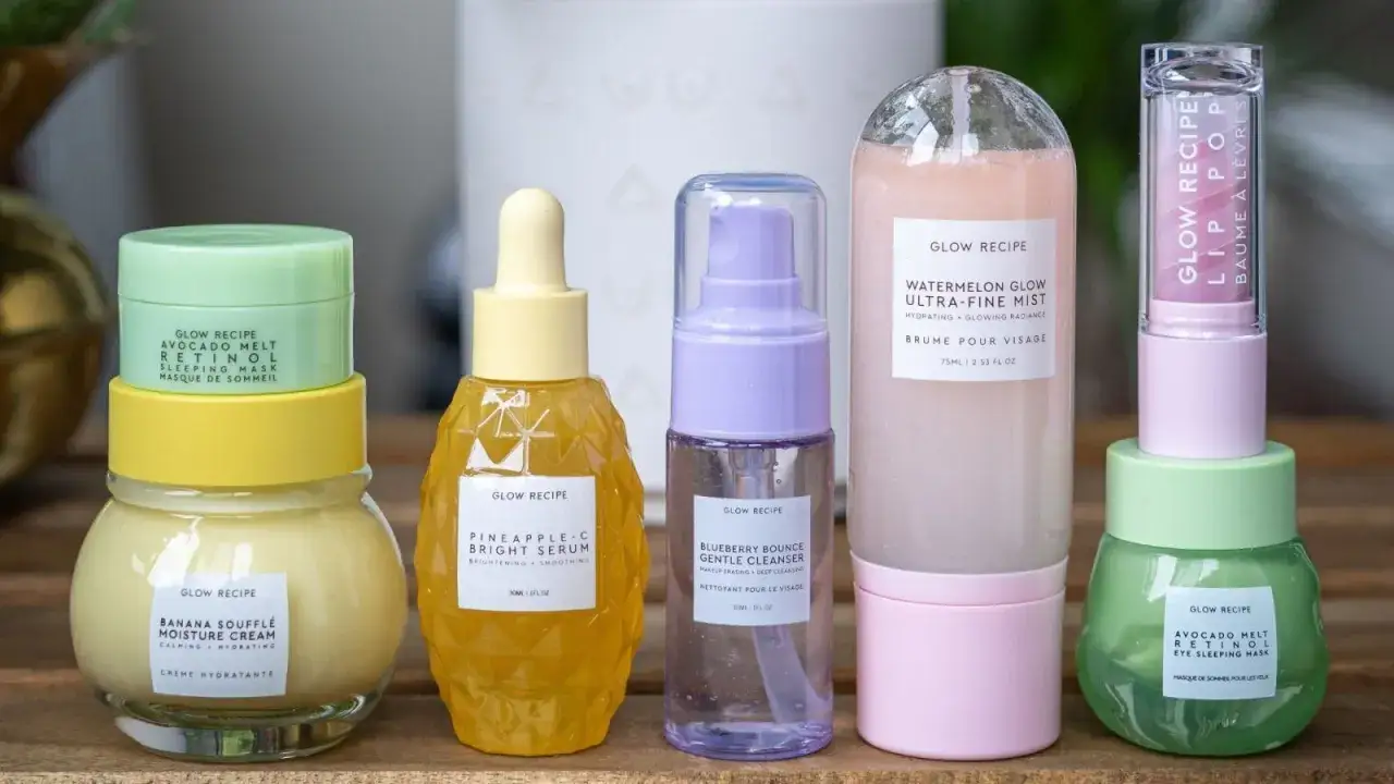 Kolekcja kosmetyków Glow Recipe, symbol koreańskiej pielęgnacji: krem bananowy, serum z ananasa, mgiełka arbuzowa i maska z awokado.