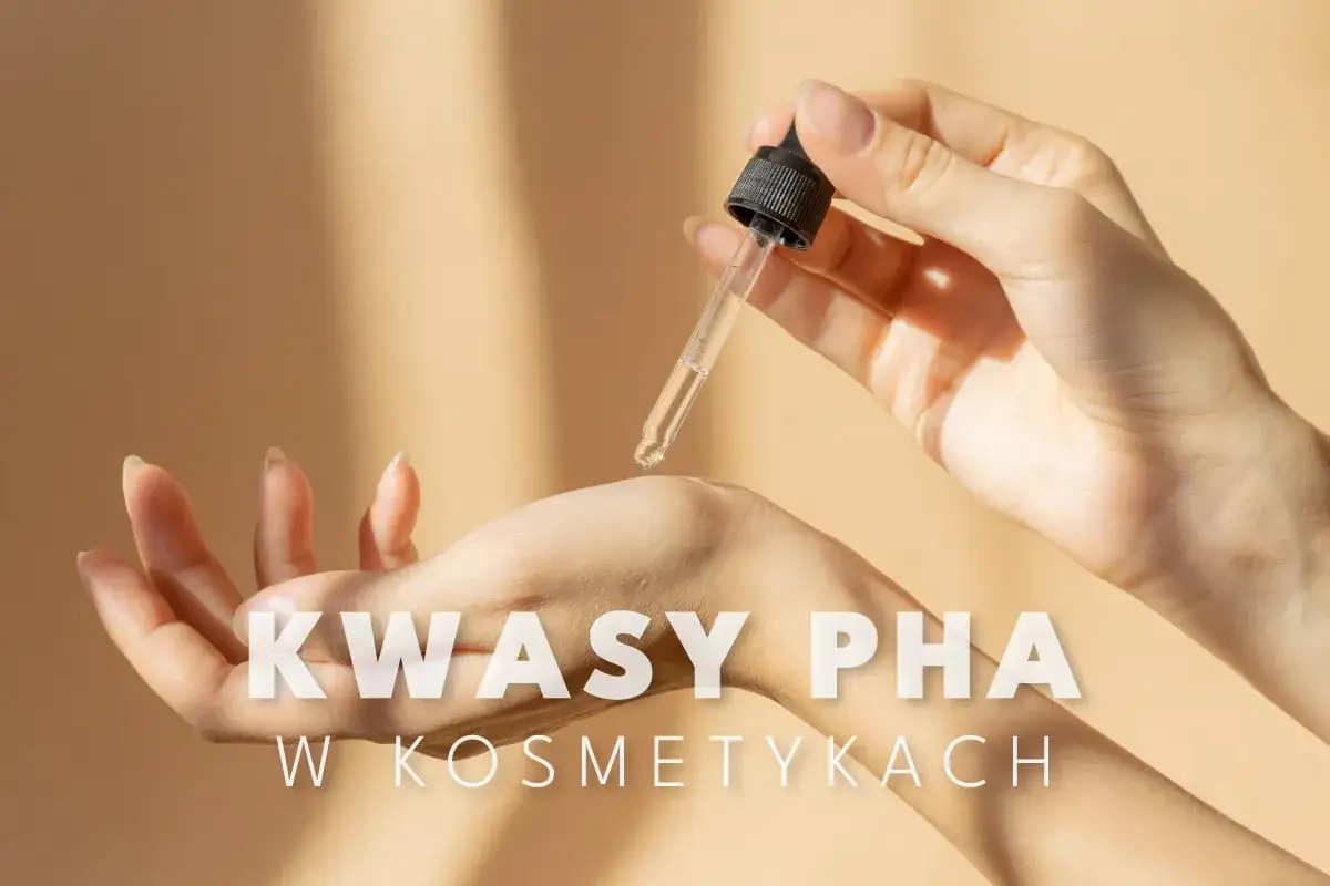 Delikatna aplikacja serum z kwasami PHA na dłoń.