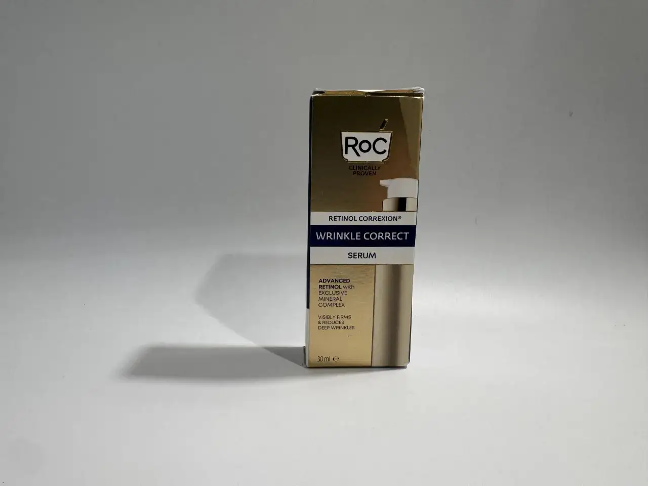 Złote opakowanie serum RoC Wrinkle Correct z Retinolem Correxion. Skóra wygląda młodziej.