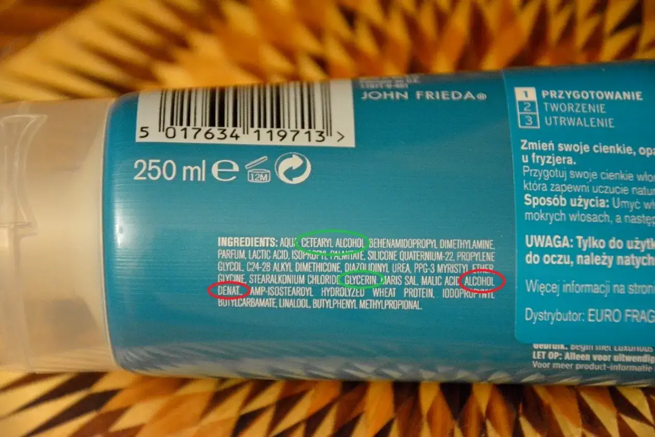 Skład kosmetyku John Frieda zawiera m.in. alkohol denat., który pomaga w aplikacji i utrwaleniu fryzury.