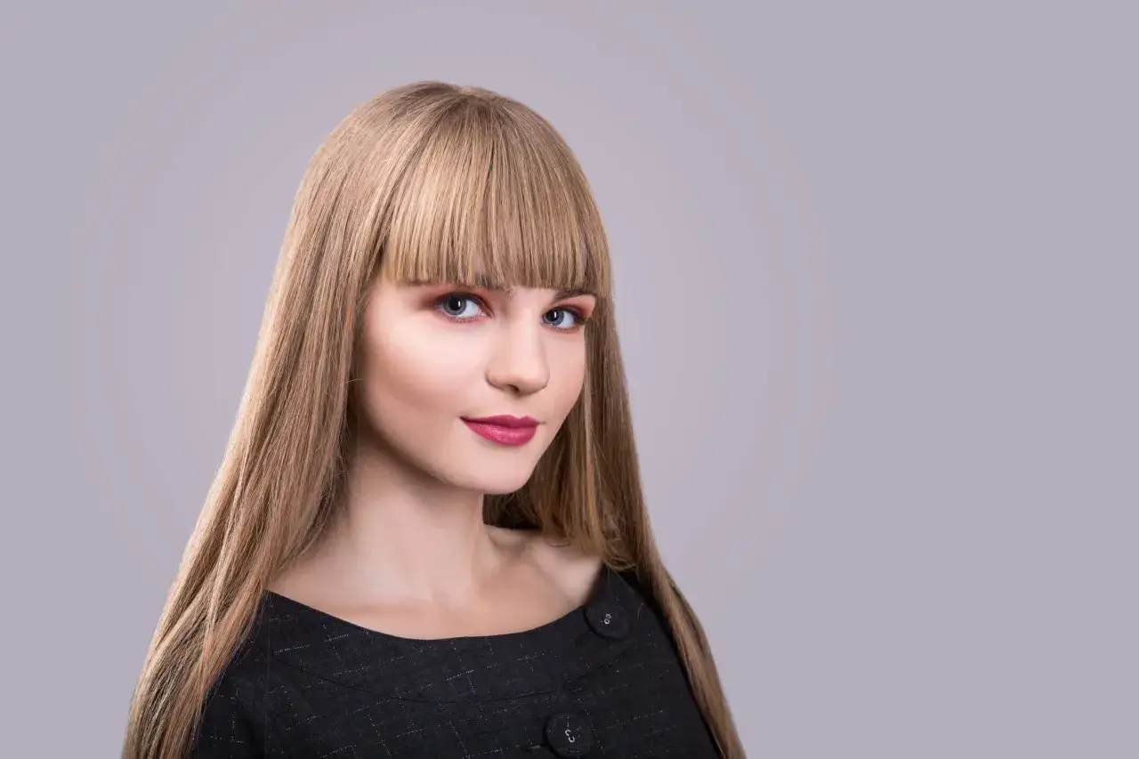 Zdjęcie Prosta grzywka bez prostownicy: Gładkość w 5 minut!